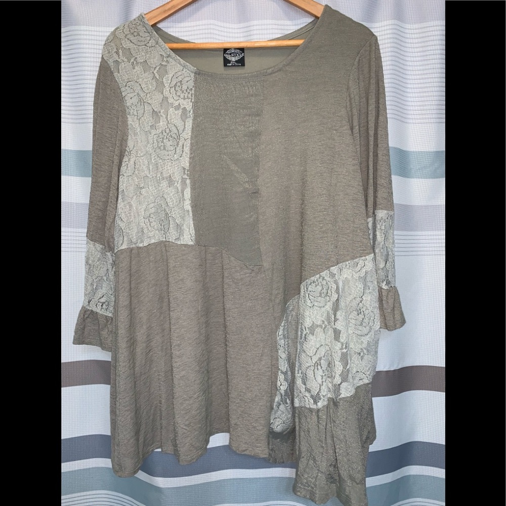 3/$15 Calstyle Knit Lace Lined Olive Green Flare Sleeves & Fit Tunic